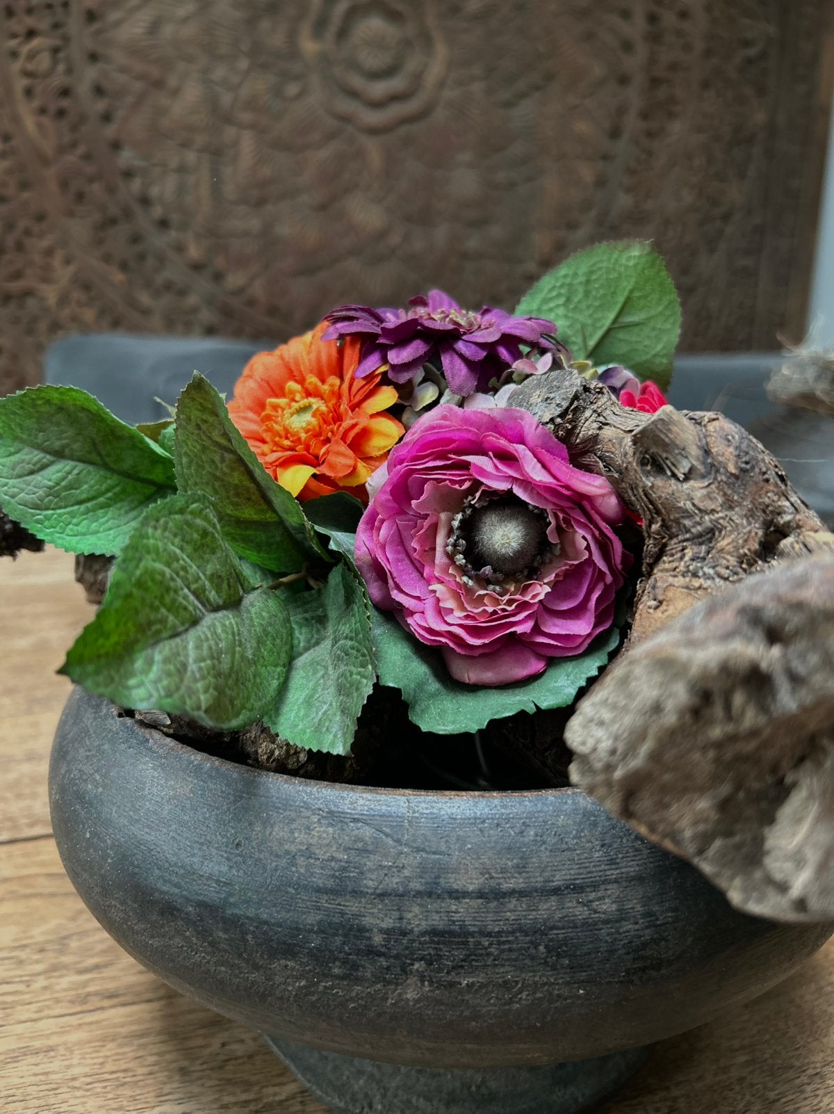 Gebonden kunstbloemen op druivenstronk schaaldecoratie, Ophalen of Verzenden