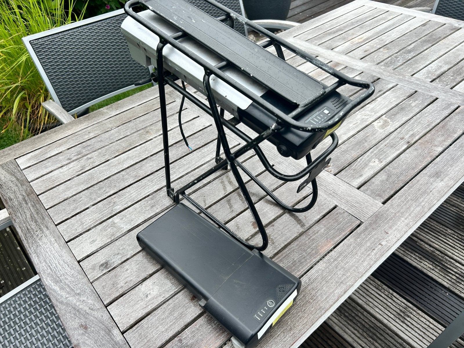 2x fiets e-bike accu met bagagedrager 36V en lader, Ophalen, Zo goed als nieuw