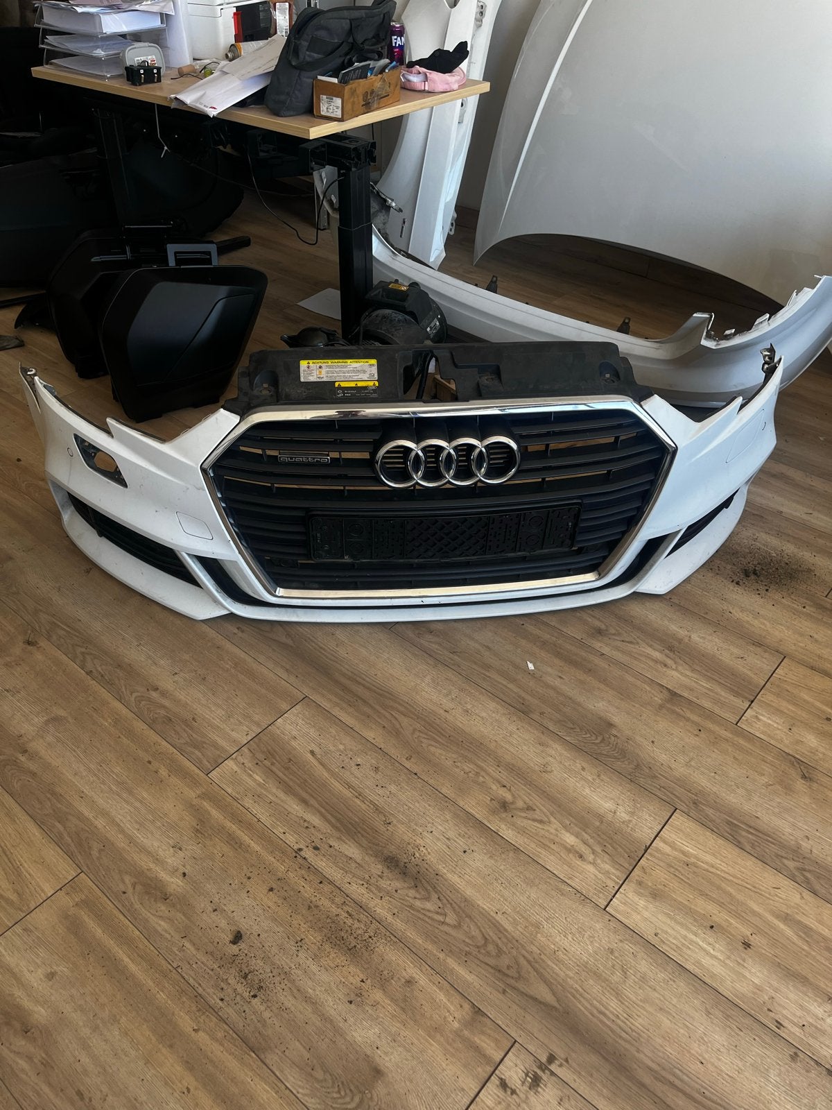 Audi A3 8V Voorbumper 2016-2020 compleet met PDC en grill, Ophalen, Gebruikt, Voor, Audi