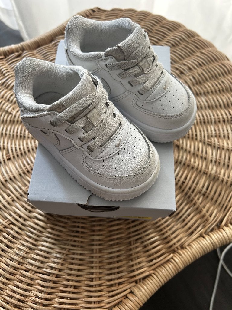 Babyschoentjes - maat 22 - Nike Force 1 Low EasyOn, Kinderen en Baby's, Babykleding | Schoentjes en Sokjes, Ophalen, Jongetje of Meisje