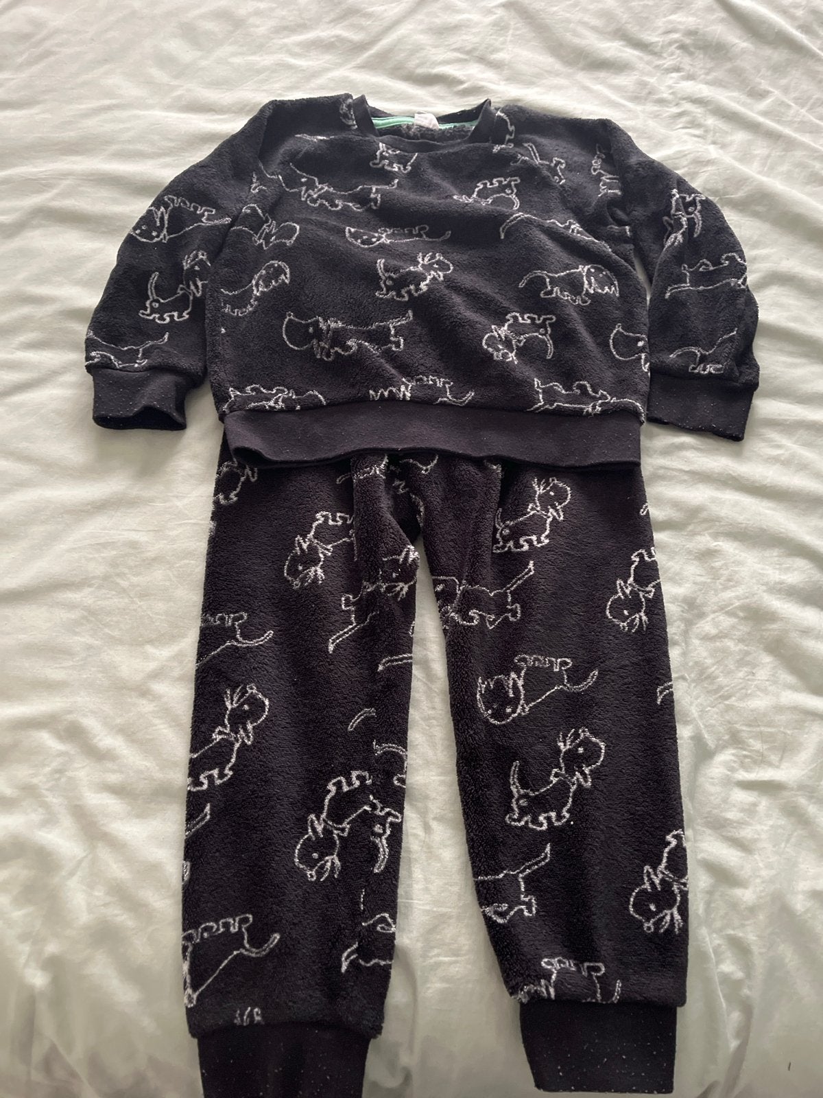 Zwart fleece pyjama setje met takkie maat 110/116, Ophalen of Verzenden, Gebruikt, Jongen of Meisje, Nacht- of Onderkleding