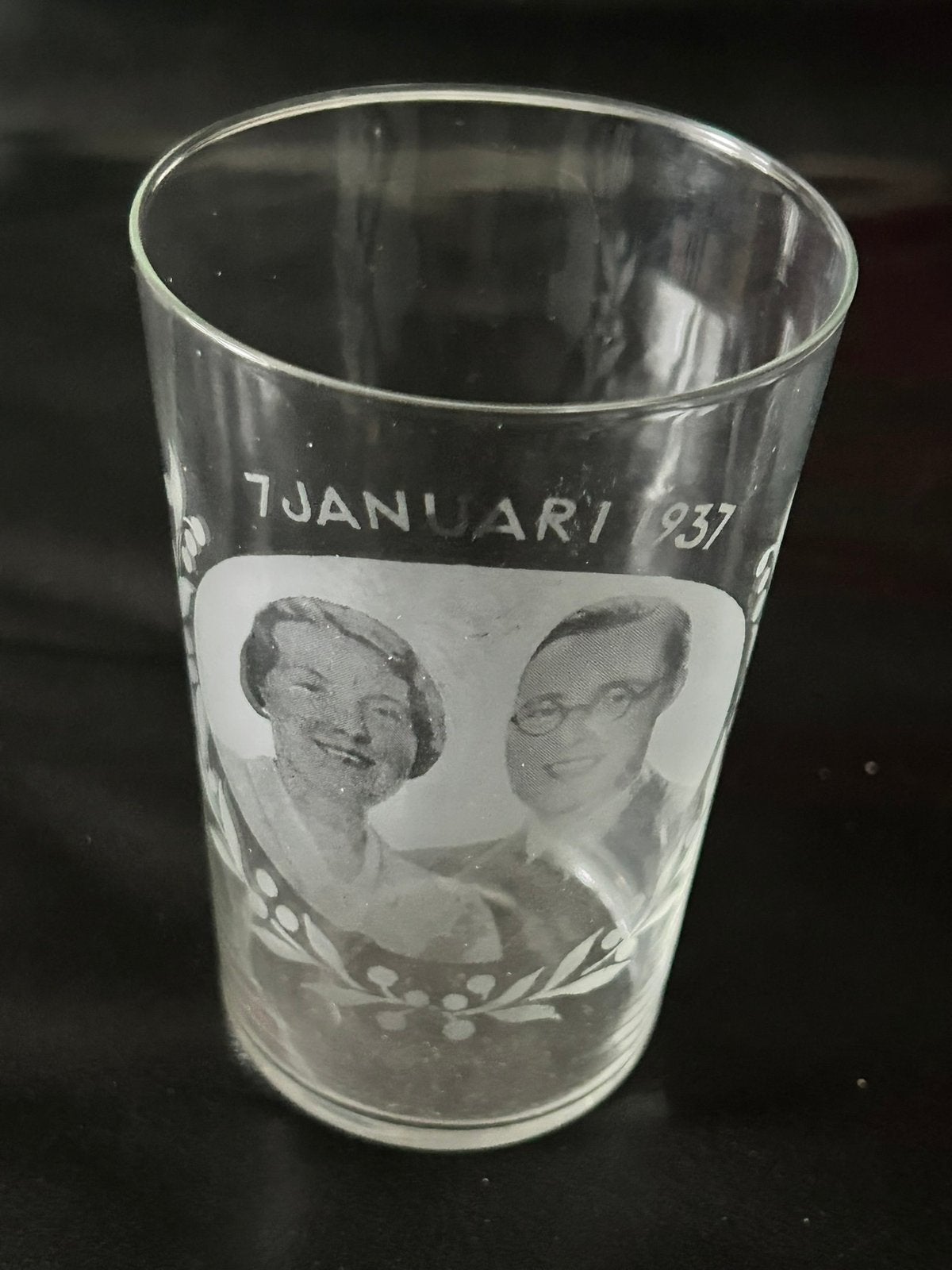 Geëtst glas huwelijk Prinses Juliana & Prins Bernhard, Ophalen of Verzenden, Zo goed als nieuw, Servies