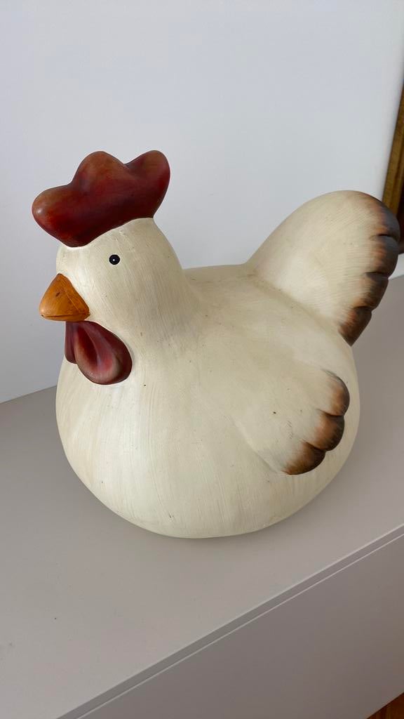 Kip van aardewerk voor binnen of voor in de tuin., Ophalen of Verzenden, Zo goed als nieuw, 100 tot 150 cm, Minder dan 50 cm