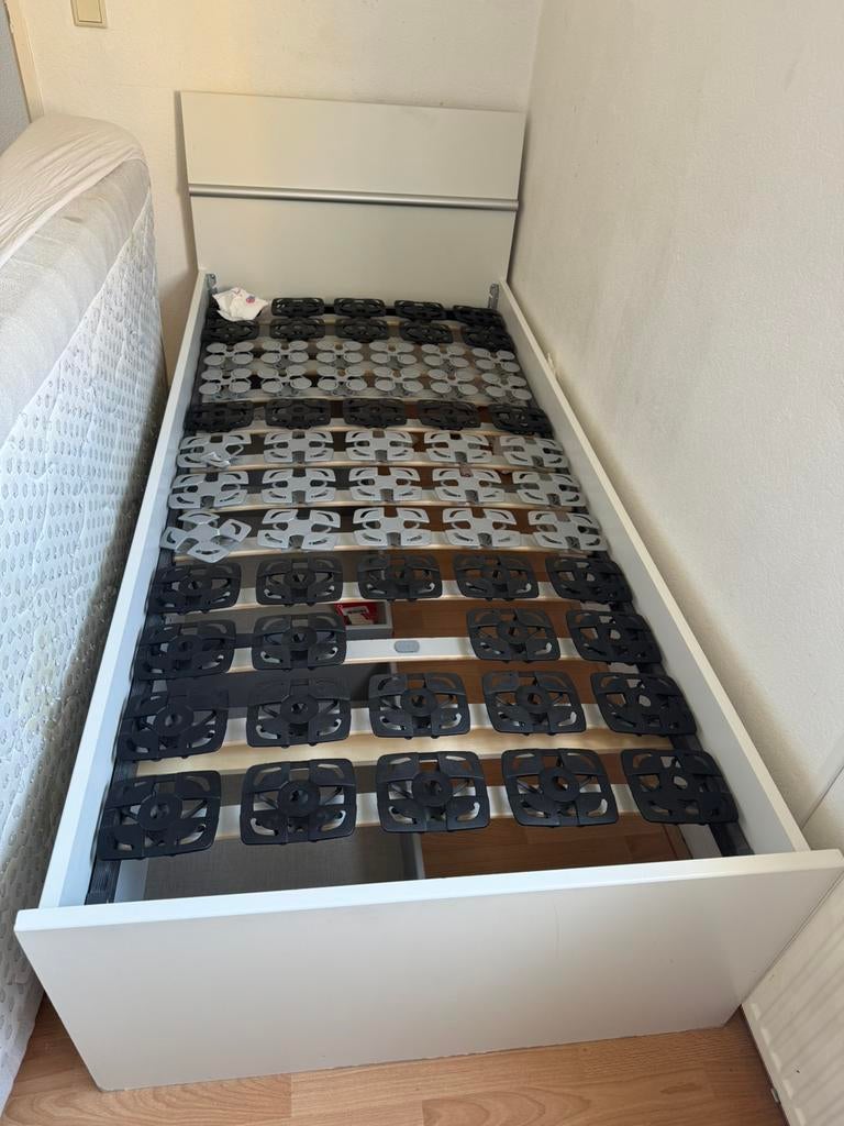 Een persoon bed,, Huis en Inrichting, Slaapkamer | Bedden, Zo goed als nieuw, Tweepersoons, 90 cm, Hout, Ophalen