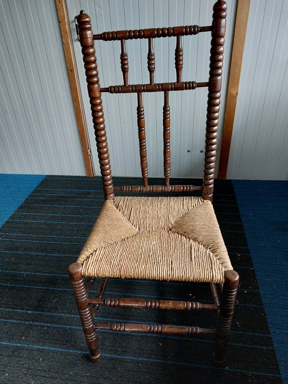 Antieke houten stoel met rieten zitting, Ophalen