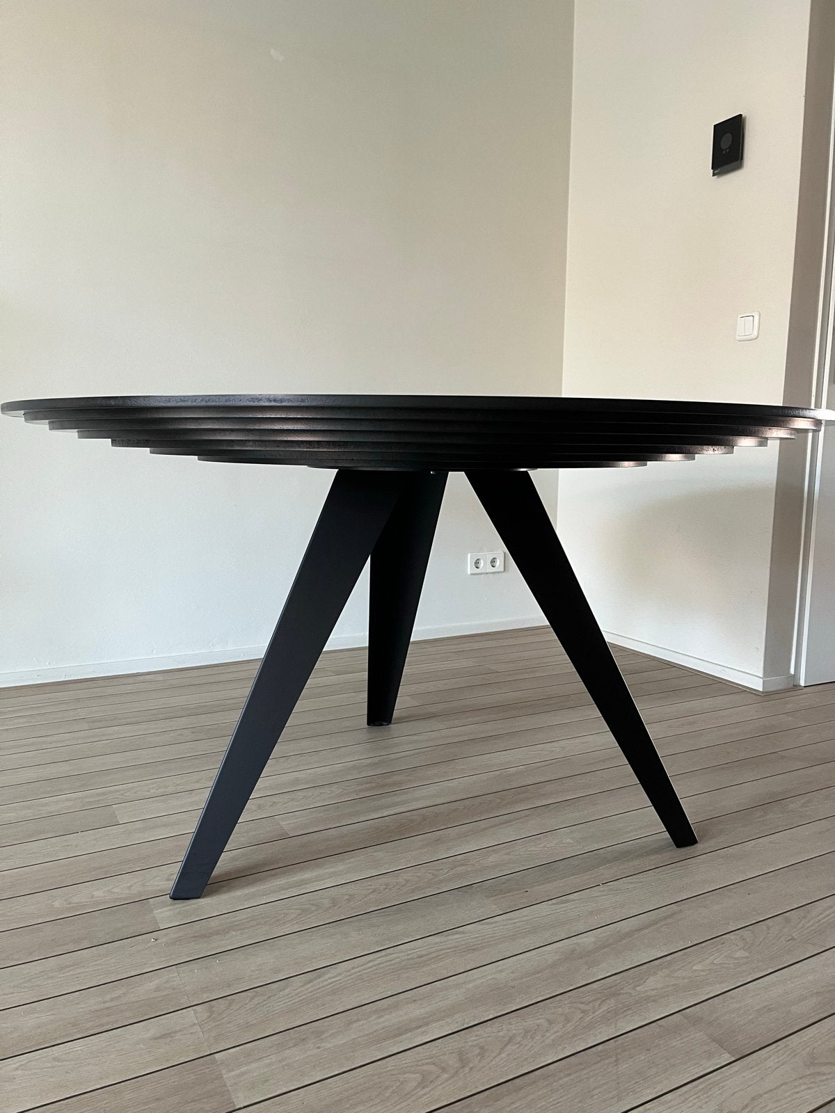 Design eettafel Odesa Belly, Fenix FTM, 140 cm doorsnee, Huis en Inrichting, Tafels | Eettafels, Ophalen, Overige materialen, 100 tot 150 cm