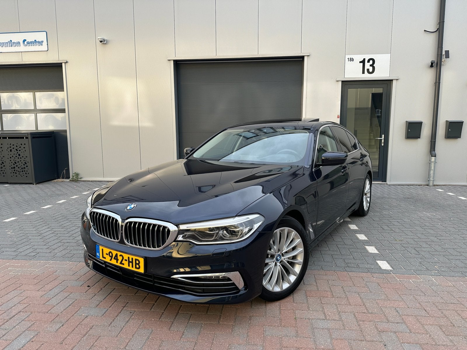 BMW 5-serie 530e High Exe NIGHT VISION|MASAGE|SOFT-CLOSE| TV, Automaat, 1998 cc, Achterwielaandrijving, 4 cilinders