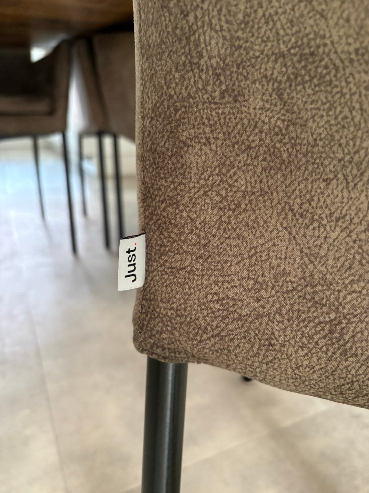 Moderne eetkamerstoelen met armleuning - Bruin stof, Huis en Inrichting, Stoelen, Ophalen, Zo goed als nieuw, Vier, Grijs