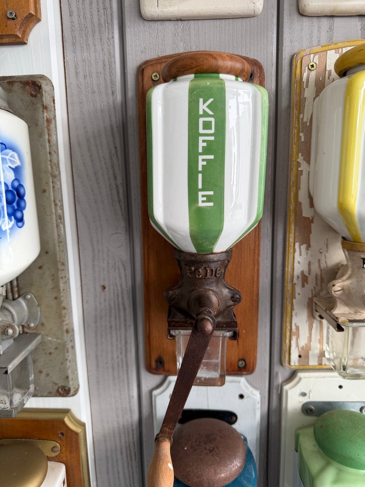 Antieke Koffiemolen Wandmodel - Groen/Wit, Ophalen of Verzenden
