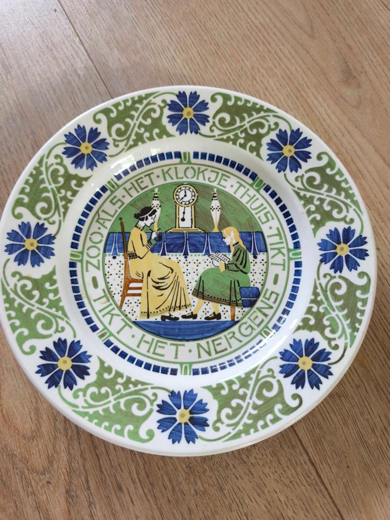 Art Deco wandbord: Zoals het klokje thuis tikt..., Antiek en Kunst, Antiek | Wandborden en Tegels, Ophalen of Verzenden