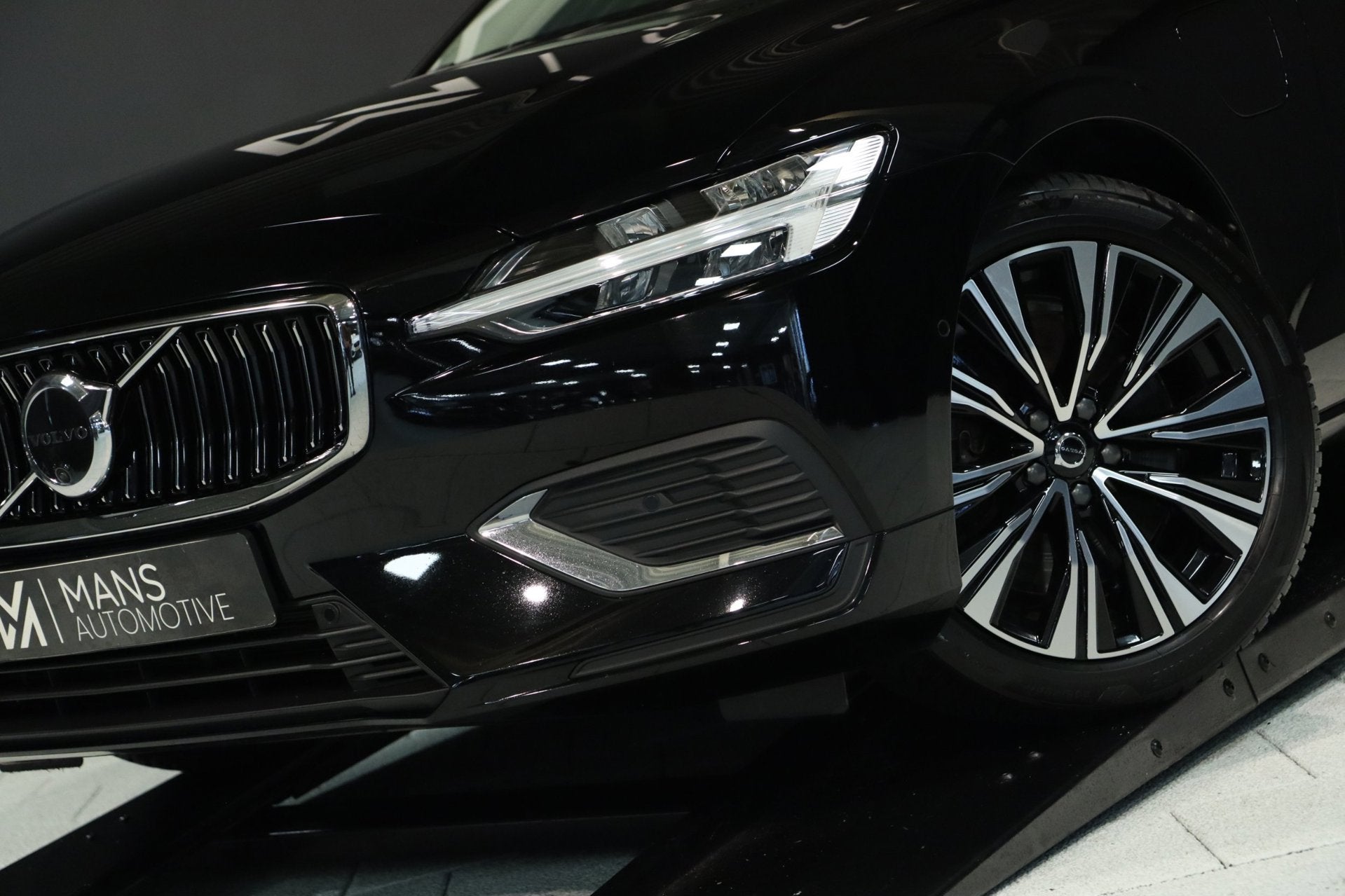 Volvo V60 2.0 T8 Plug-in hybrid AWD Plus / PANO / 2X MEMORY, Auto's, Automaat, Dealer onderhouden, Gebruikt, Zwart