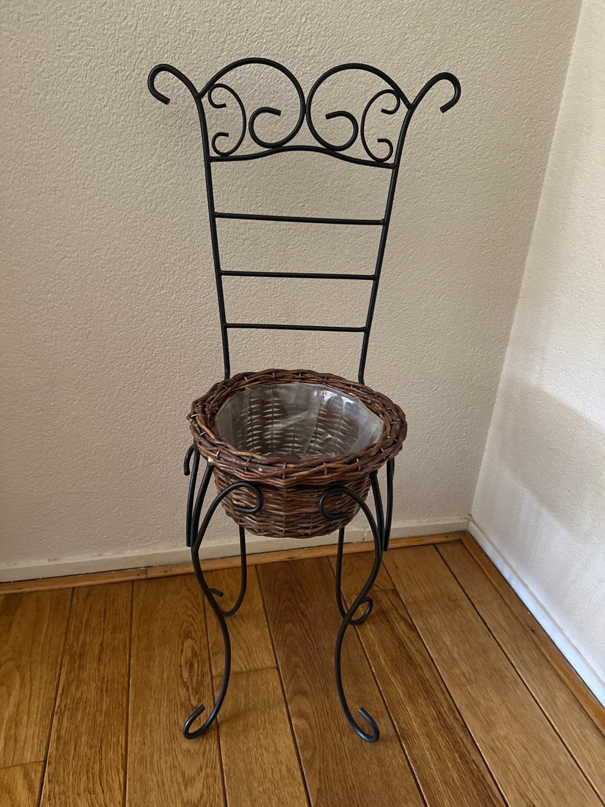 Decoratieve plantenstandaard met rieten mand, Tuin en Terras, Ophalen, Minder dan 60 cm, Zo goed als nieuw, Binnen