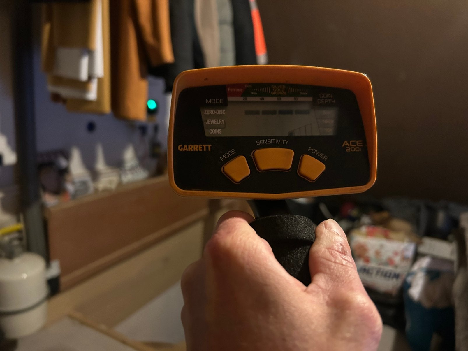 Foto 3 van Garrett ace 200i + Metal detector met schep en hoofdtelefoon