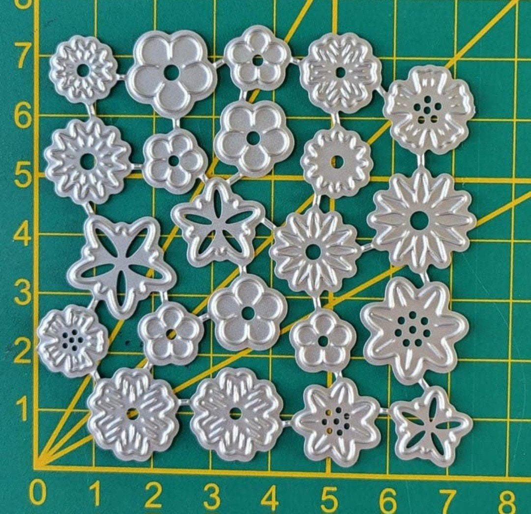 Nieuw  snijmal kleine bloemetjes, Ophalen of Verzenden, Nieuw, Overige thema's, Pons of Mal