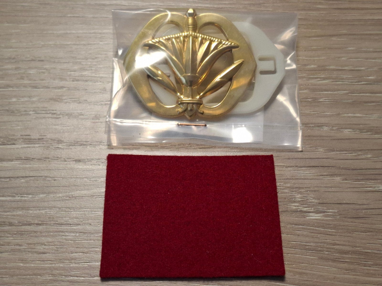 Baretembleem EUBG  Militaire Administratie  Goudkleur, Verzenden, Landmacht, Nederland, Embleem of Badge
