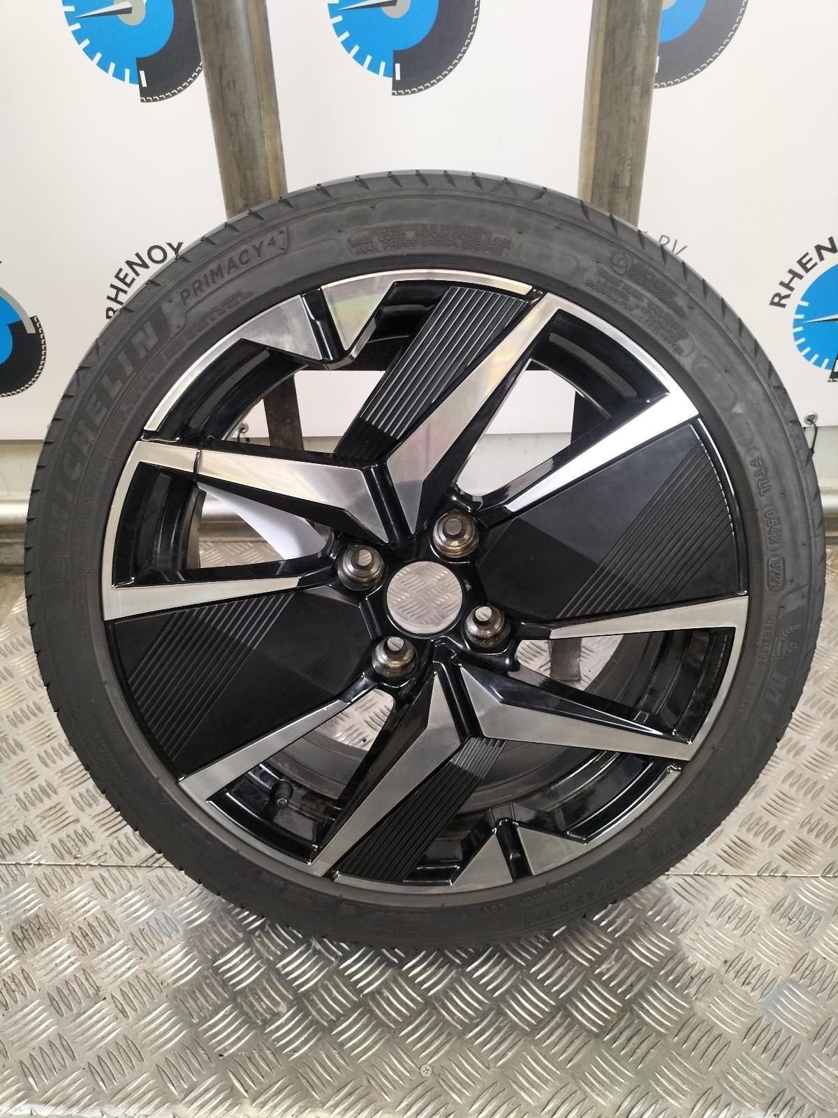 Peugeot 208 2023 (P21E) velg 205/45 17 Michelin 9851308480, Auto-onderdelen, Gebruikt, -, -, Banden en Velgen
