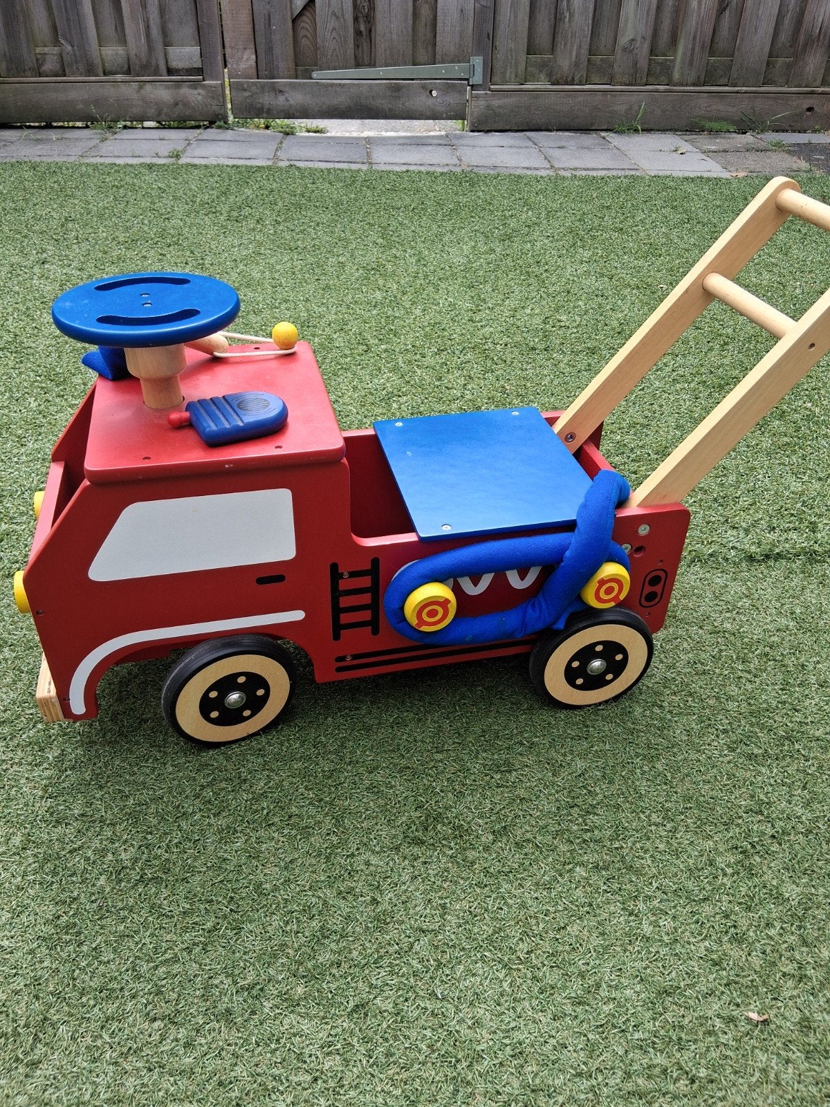 Houten loopauto brandweerwagen met lichte gebruikersporen, Ophalen