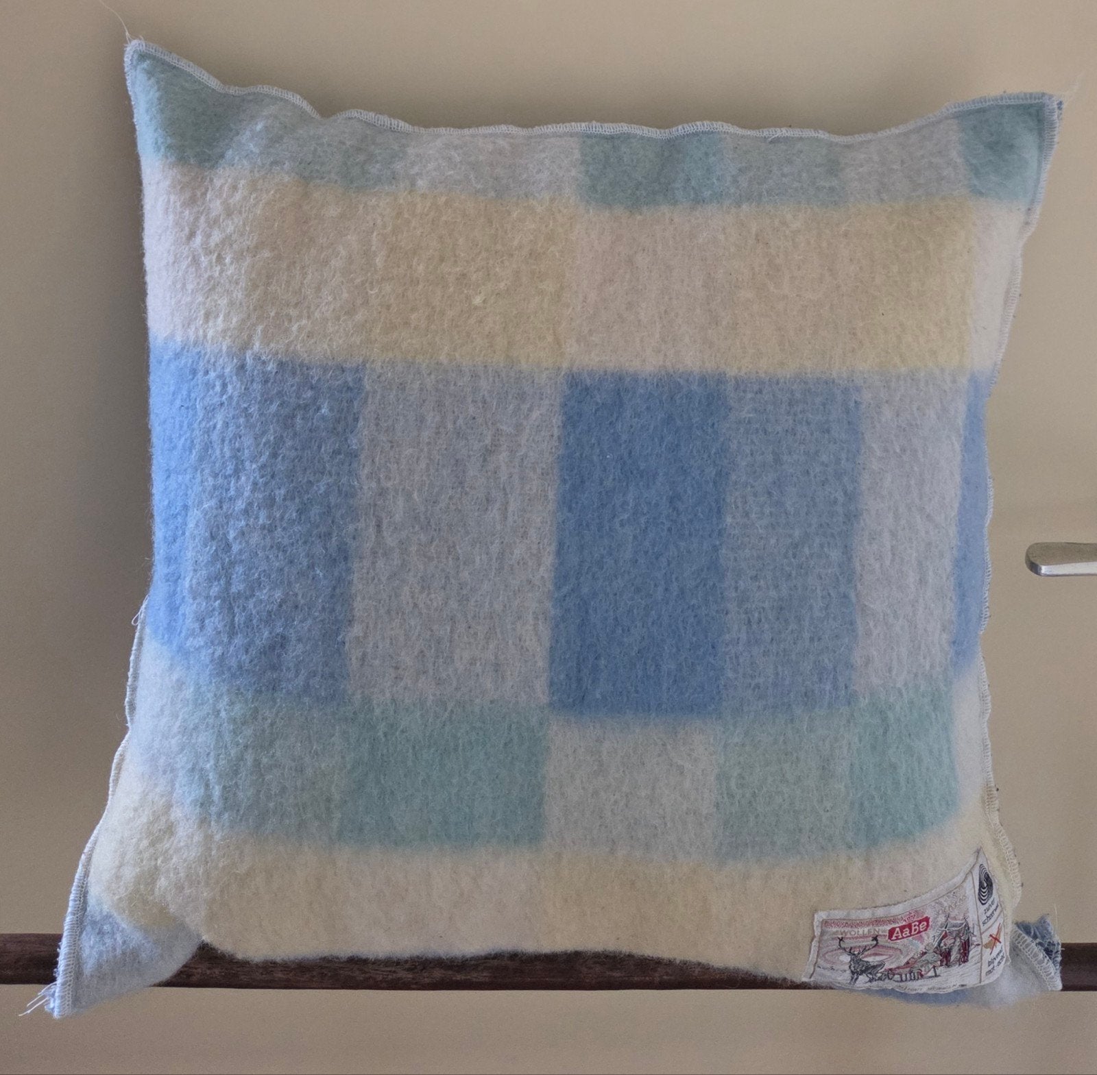 Upcycled Kussen 50x50 – Vintage AaBe Wollen Deken & Denim, Ophalen of Verzenden, Zo goed als nieuw, Vierkant, Handgemaakt