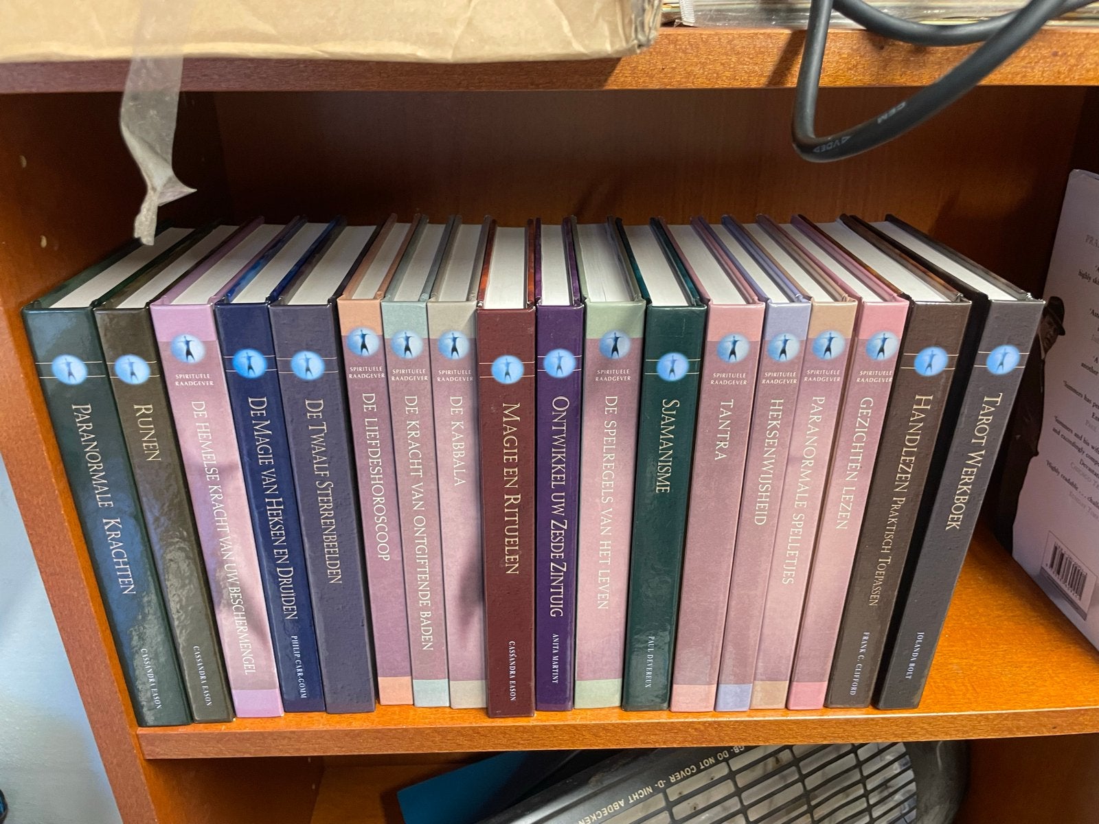 Boekenreeks Spiritueel Raadgever - 18 delen, Boeken, Ophalen of Verzenden, Zo goed als nieuw, Spiritualiteit algemeen, Achtergrond en Informatie
