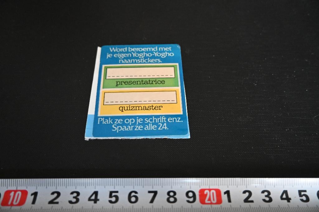 sticker YOGHO-YOGHO  presentratrice quizmaster, Ophalen, Zo goed als nieuw