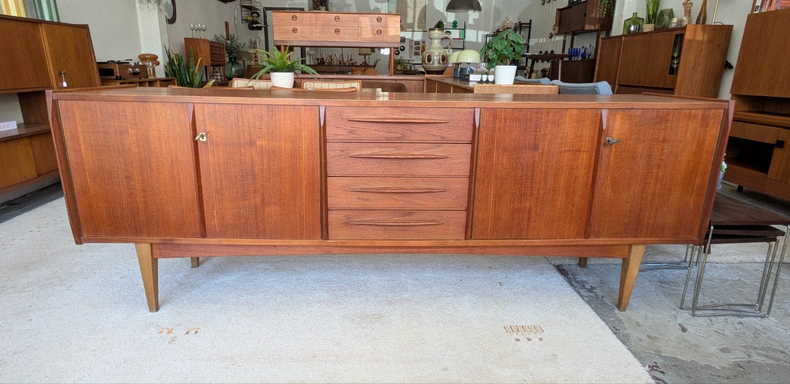 Midcentury vintage sideboard dressoir, Huis en Inrichting, Kasten | Dressoirs, Zo goed als nieuw, 200 cm of meer, 25 tot 50 cm