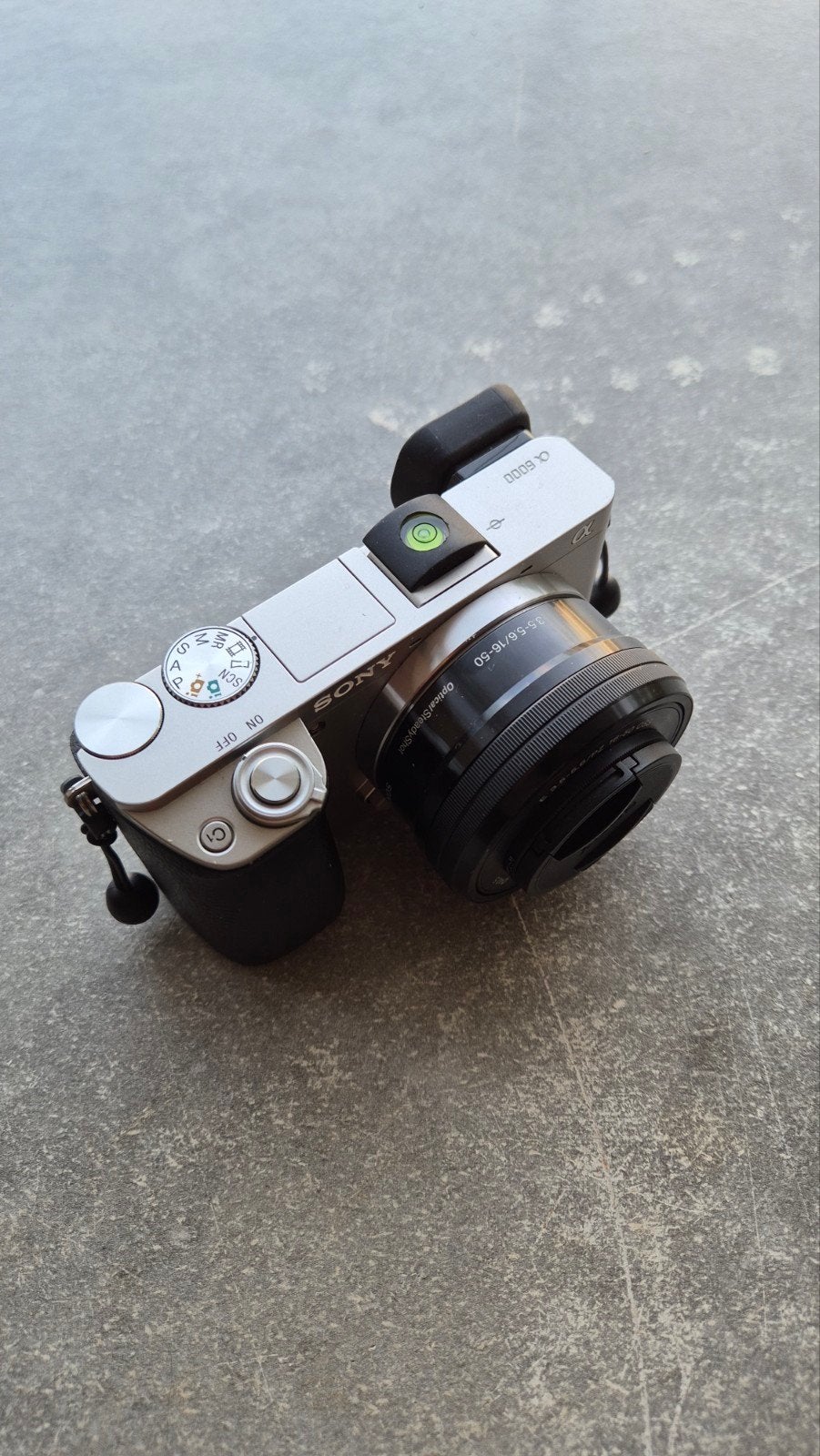 Sony Alpha a6000 systeemcamera zilver met 16-50mm lens, Ophalen, Gebruikt, Accu, Sony