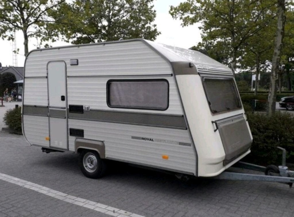 Instapklare caravan met groot bed, ledikant en peuterbed, Rondzit, Avento, 750 - 1000 kg, Particulier