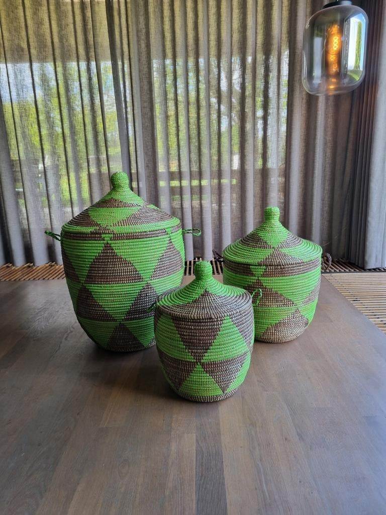 Groen bruine afrikaanse zeegras manden handgemaakt, Huis en Inrichting, Woonaccessoires | Schalen en Manden, Mand, Rond, Nieuw