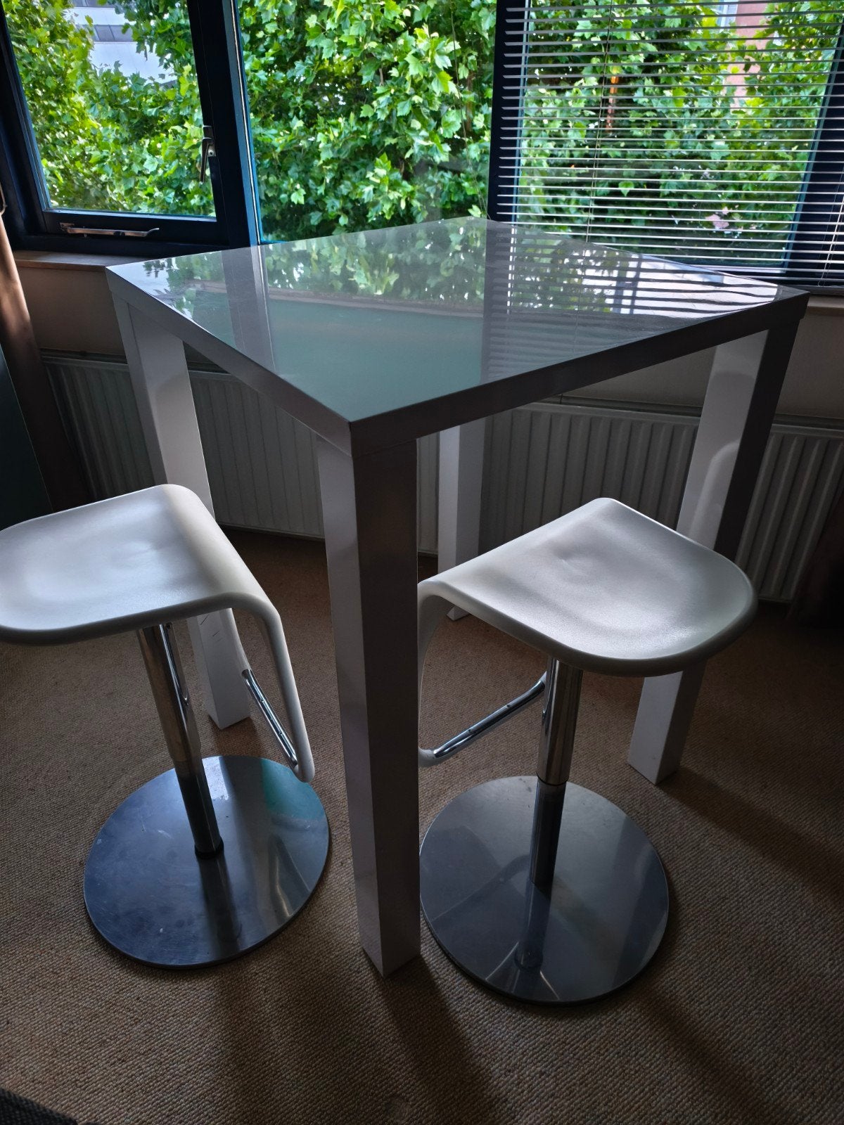 Witte bartafel (80x80x105cm) met 2 RVS gasgeveerde krukken, Ophalen
