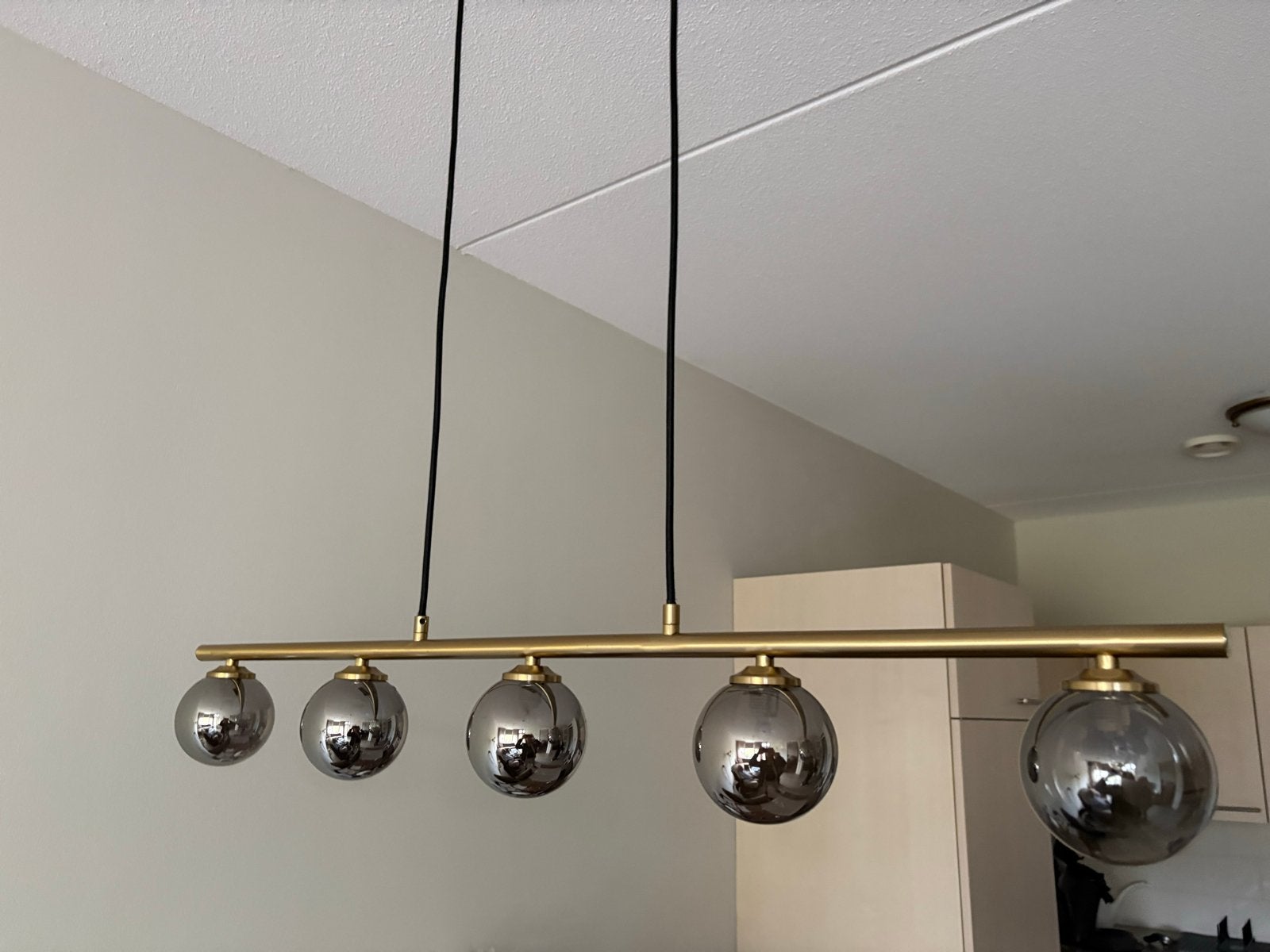 Moderne hanglamp met 5 glazen bollen - Goud/Zwart, Huis en Inrichting, Ophalen, 100 tot 150 cm, Minder dan 25 cm, Glas