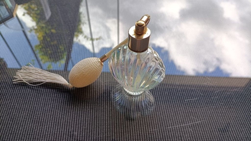 Mooie glazen oude  vintage parfumverstuiver met blaasbalg, Verzamelen, Parfumverzamelingen, Ophalen of Verzenden, Gebruikt, Parfumfles