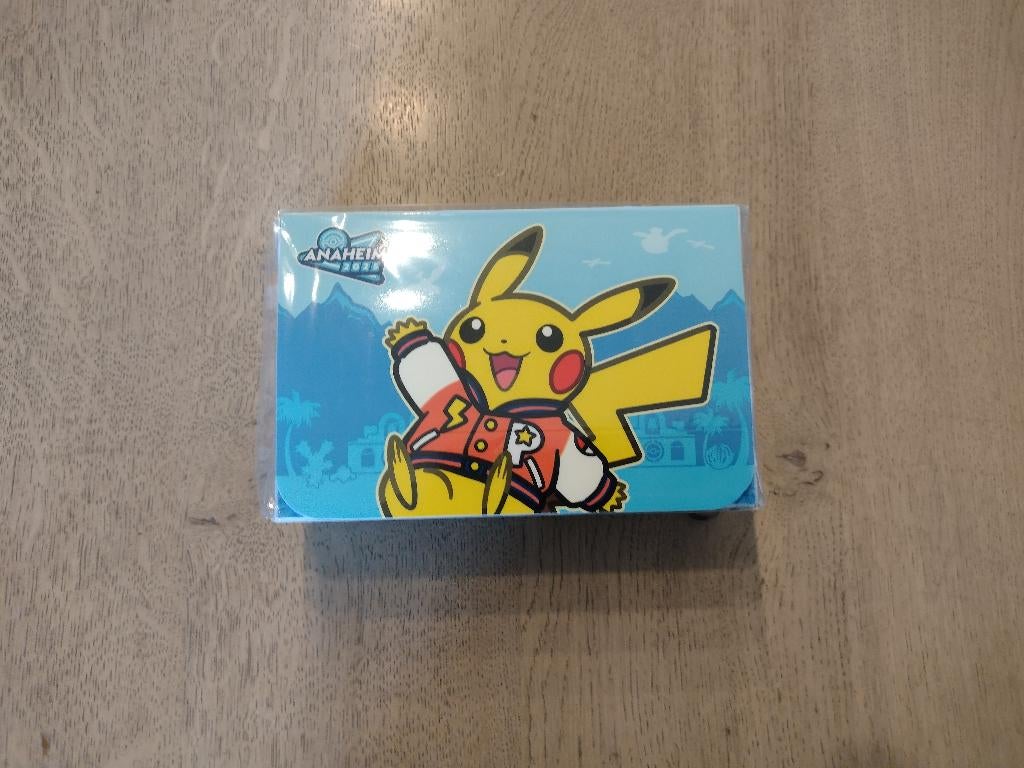 Pokemon Worlds 2025 Anaheim competitor deckbox, Ophalen of Verzenden, Nieuw, Overige typen