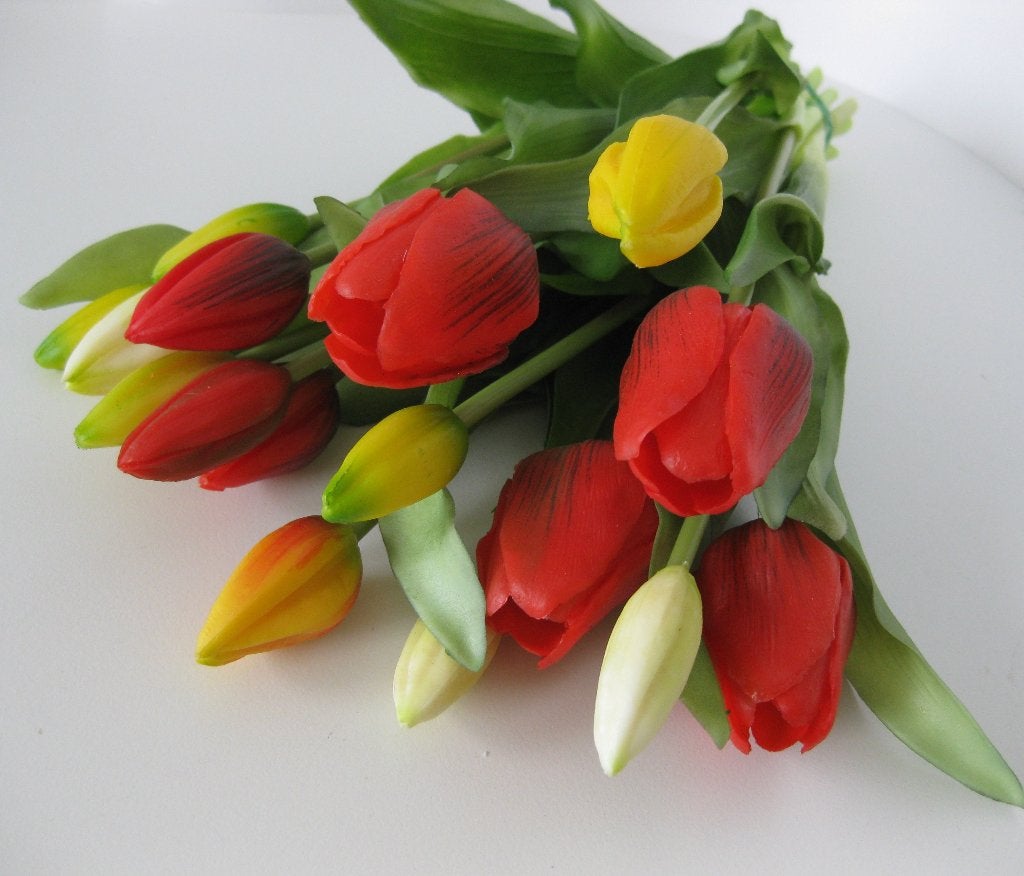 Boeket Kunsttulpen / Tulpen 16 stuks rood-geel tinten, Nieuw, Ophalen of Verzenden, Kunststof, Boeket