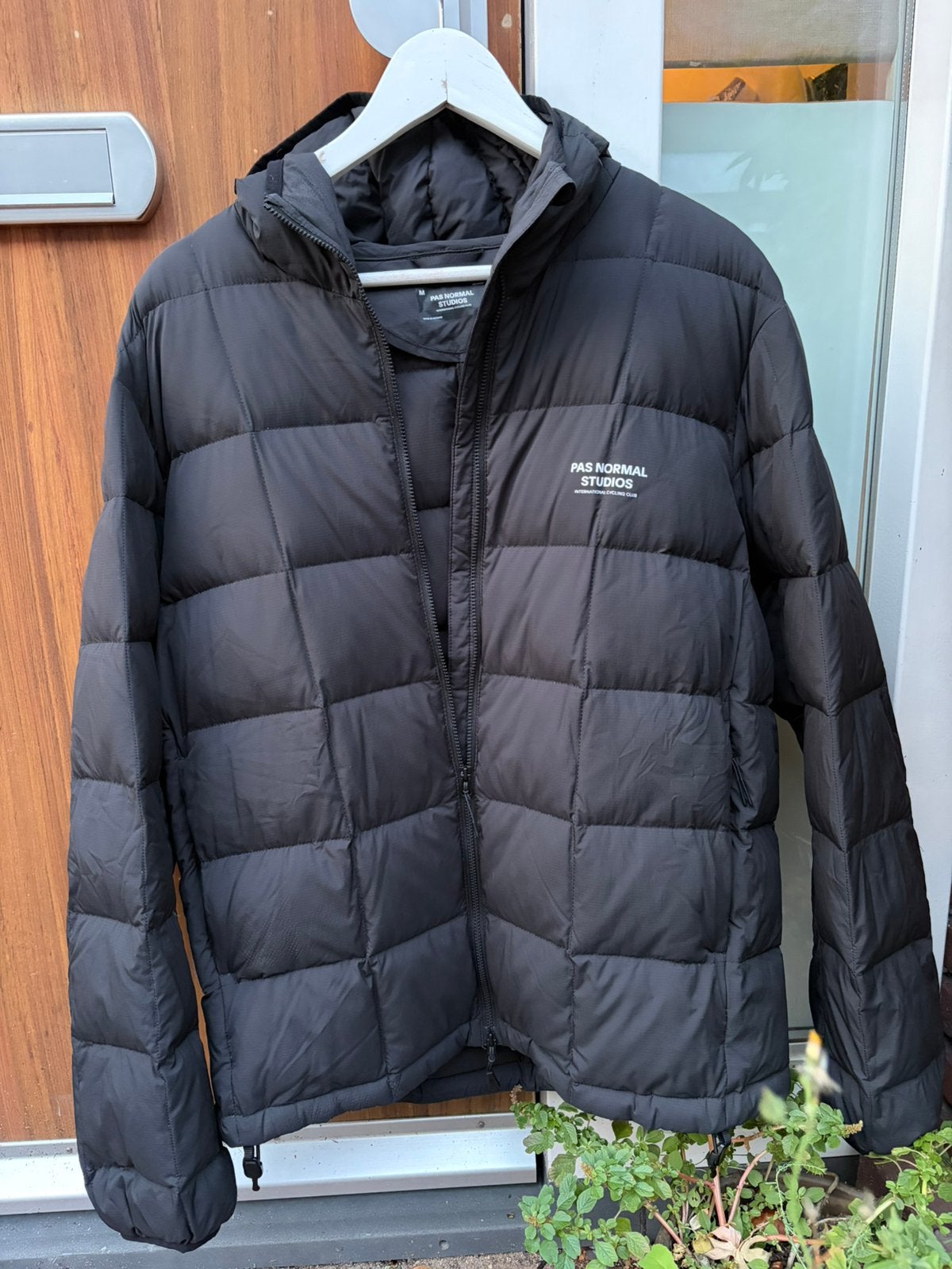 Pas Normal Studios - Off Race Down Jacket - M - Black - €400, Fietsen en Brommers, M, Dames, Ophalen of Verzenden, Zo goed als nieuw