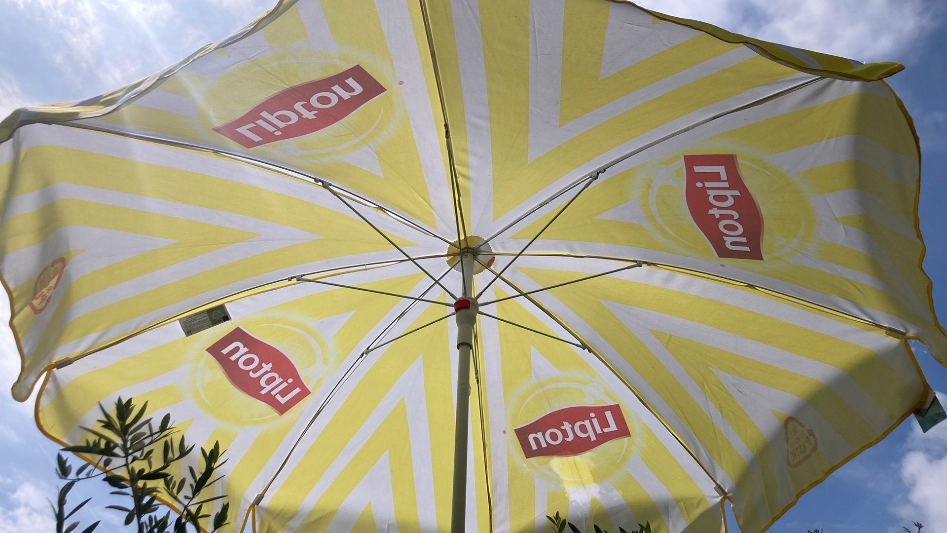Terras parasol set lipton ice tea geel wit, Ophalen of Verzenden, Zo goed als nieuw, Minder dan 1 meter, Overige typen