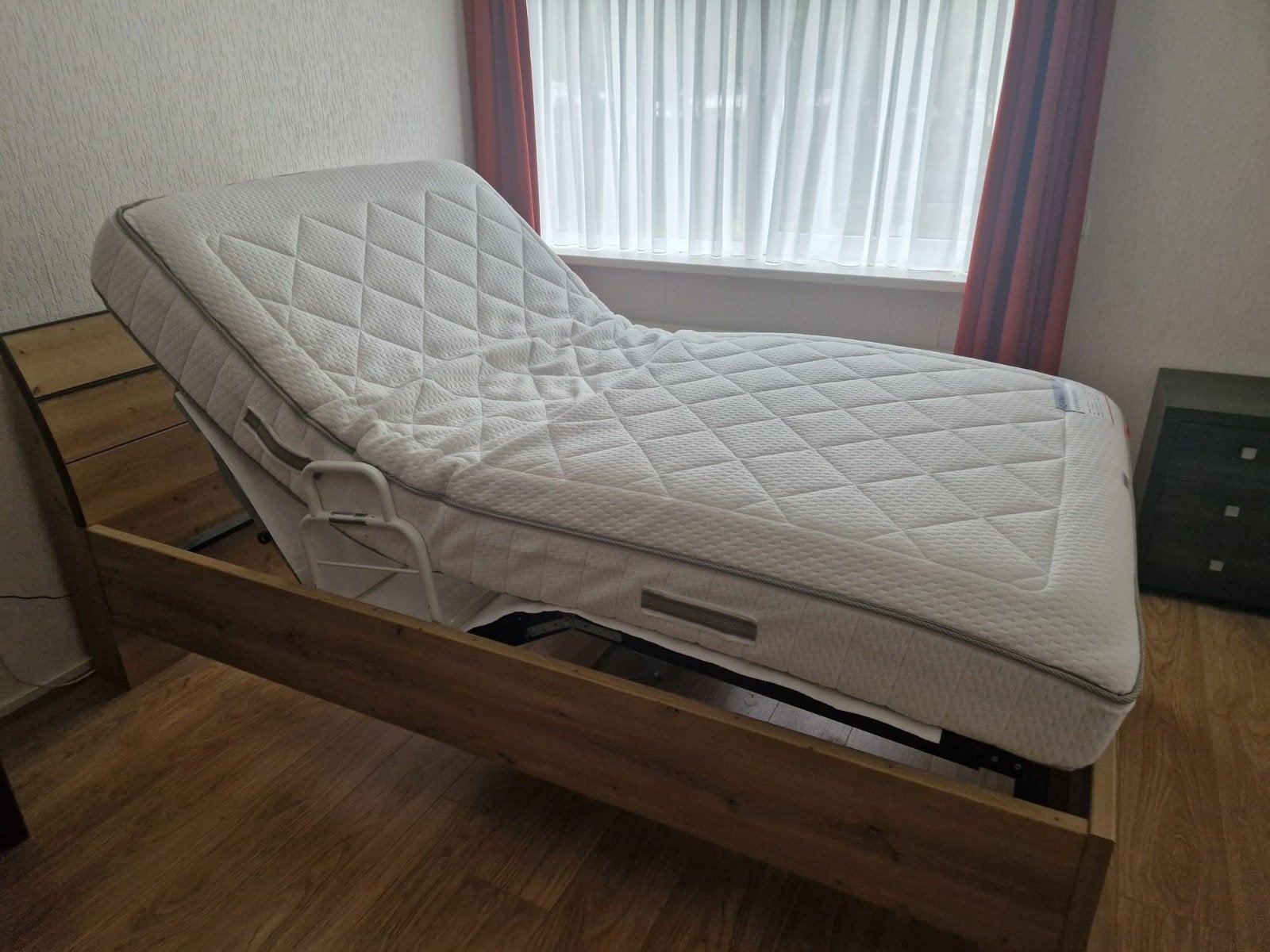 Verstelbaar bed met matras 120x220 cm heel netjes!, Ophalen, Verstelbaar, Eenpersoons, Bruin