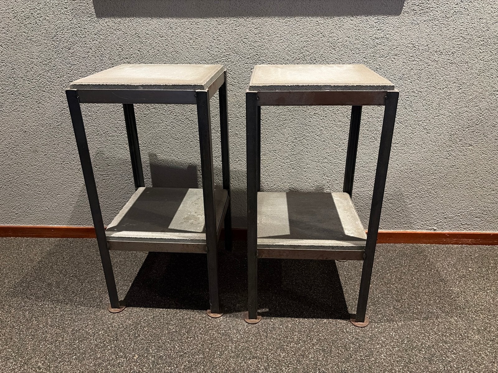 Set van 2 industriële bijzettafels met betonnen blad, Minder dan 55 cm, Gebruikt, Metaal of Aluminium, Vierkant