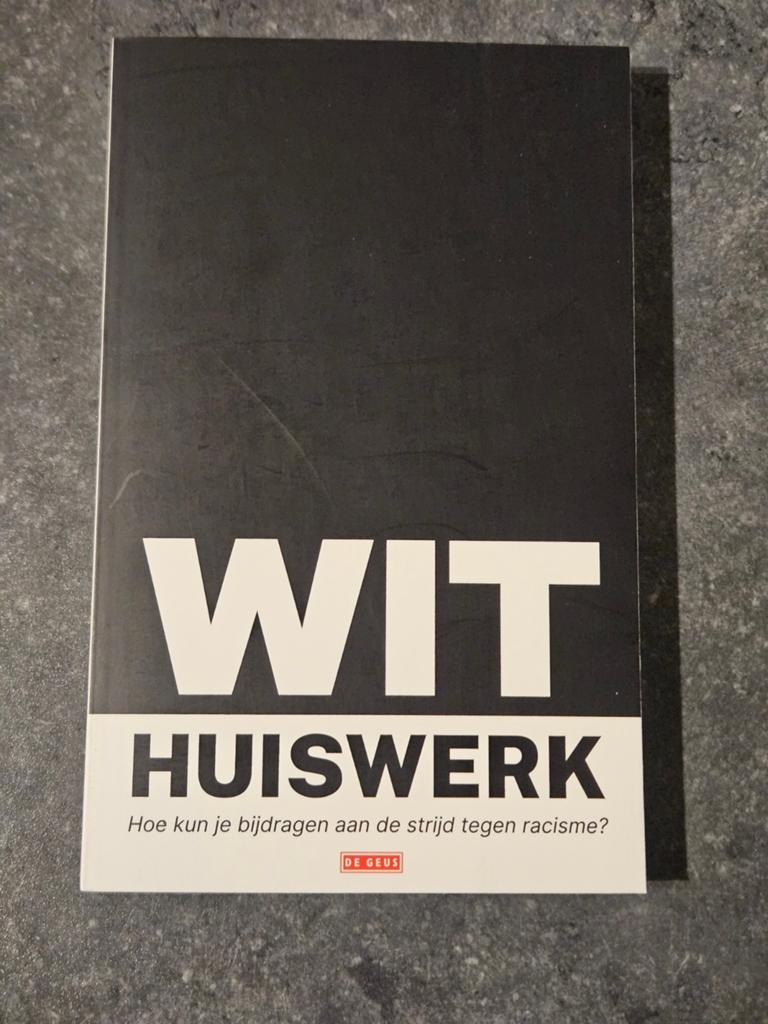 Boek racisme Wit Huiswerk, Gelezen, Ophalen of Verzenden, Withuiswerk.nl