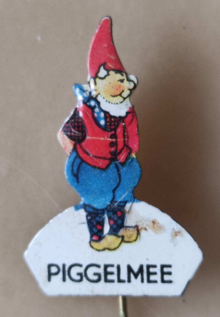 oude metaal kabouter Piggelmee speldje, pin, Ophalen of Verzenden, Gelezen