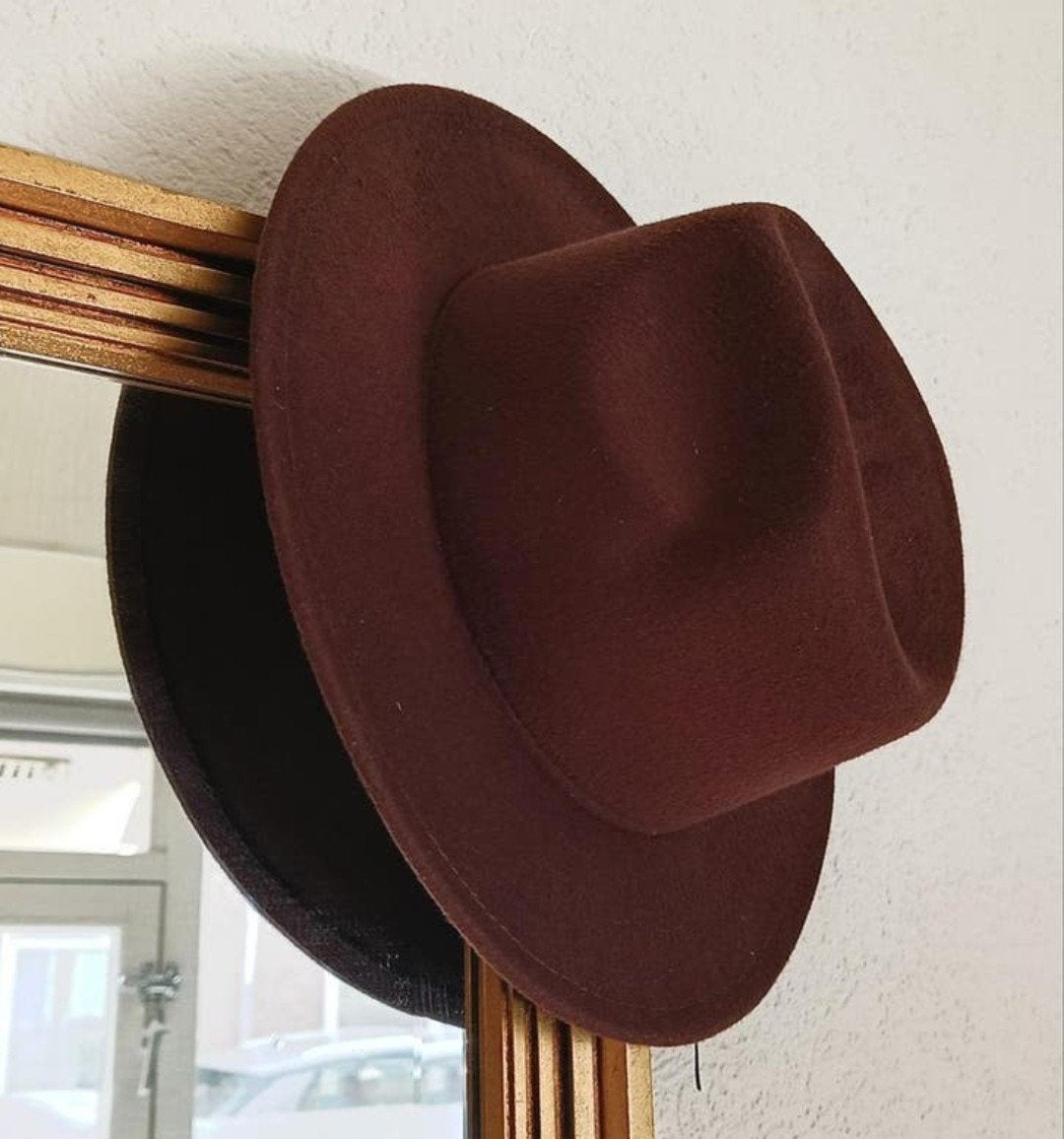 Bruine hoed voor een complete zomeroutfit, Ophalen