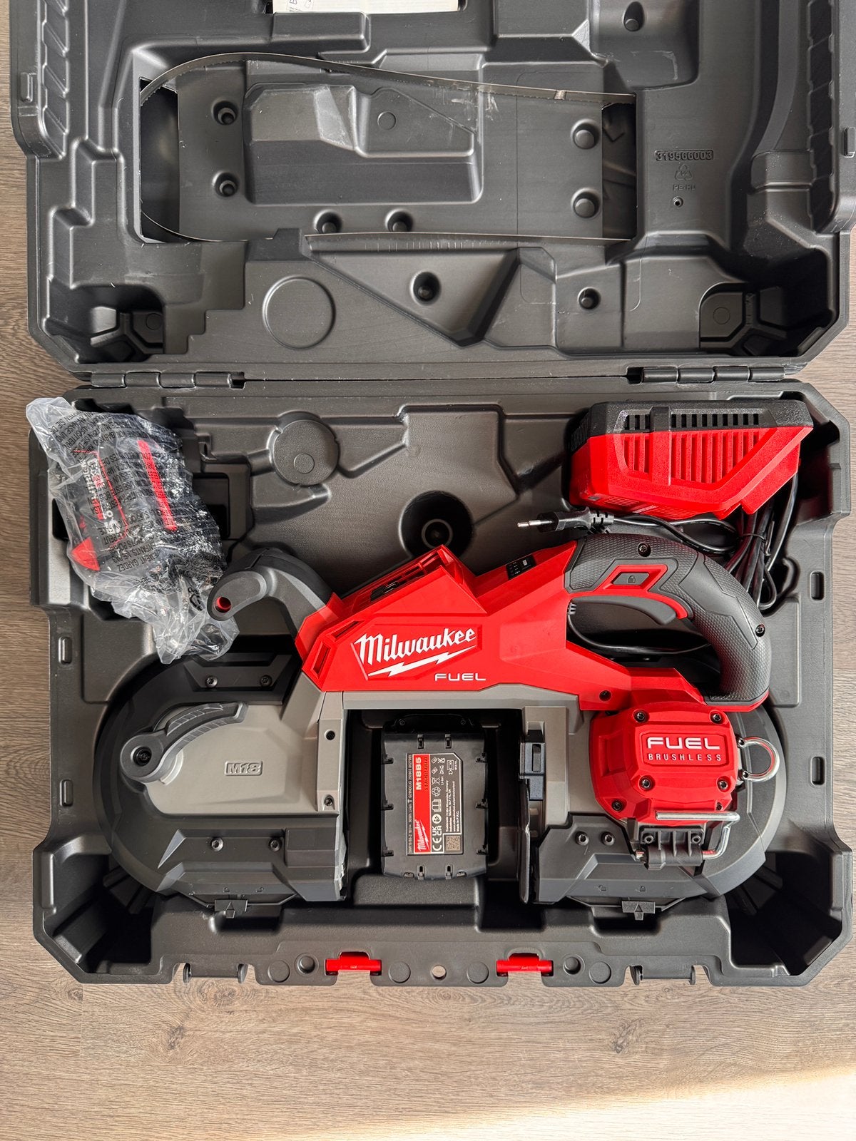 Milwaukee M18 FBS127-502C FUEL bandzaag nieuw compleet, Ophalen of Verzenden, Nieuw, Lintzaag