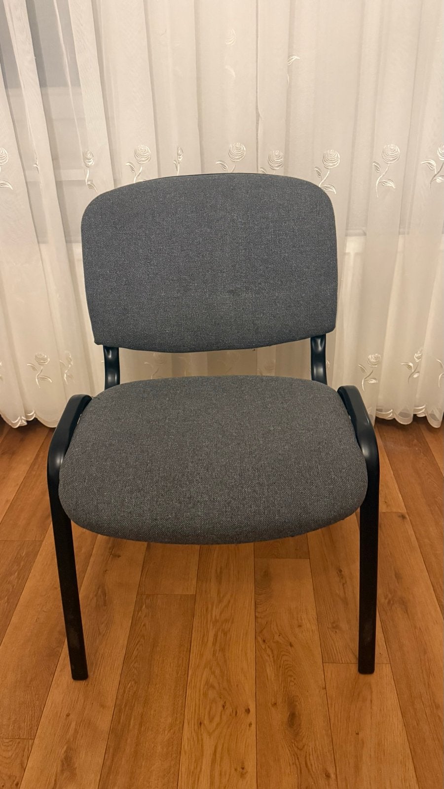 Comfortabele stapelbare stoelen - Grijs stof en metaal, Ophalen, Gebruikt, Metaal, Grijs