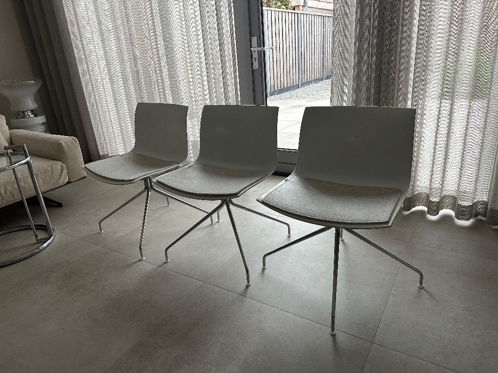 Witte Arper Catifa 53 draaistoelen. Mag weg voor koopje, Huis en Inrichting, Ophalen, Gebruikt, Drie, Wit