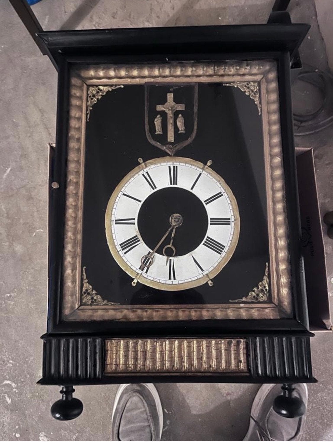 Antieke wandklok met religieuze symbolen, Ophalen of Verzenden