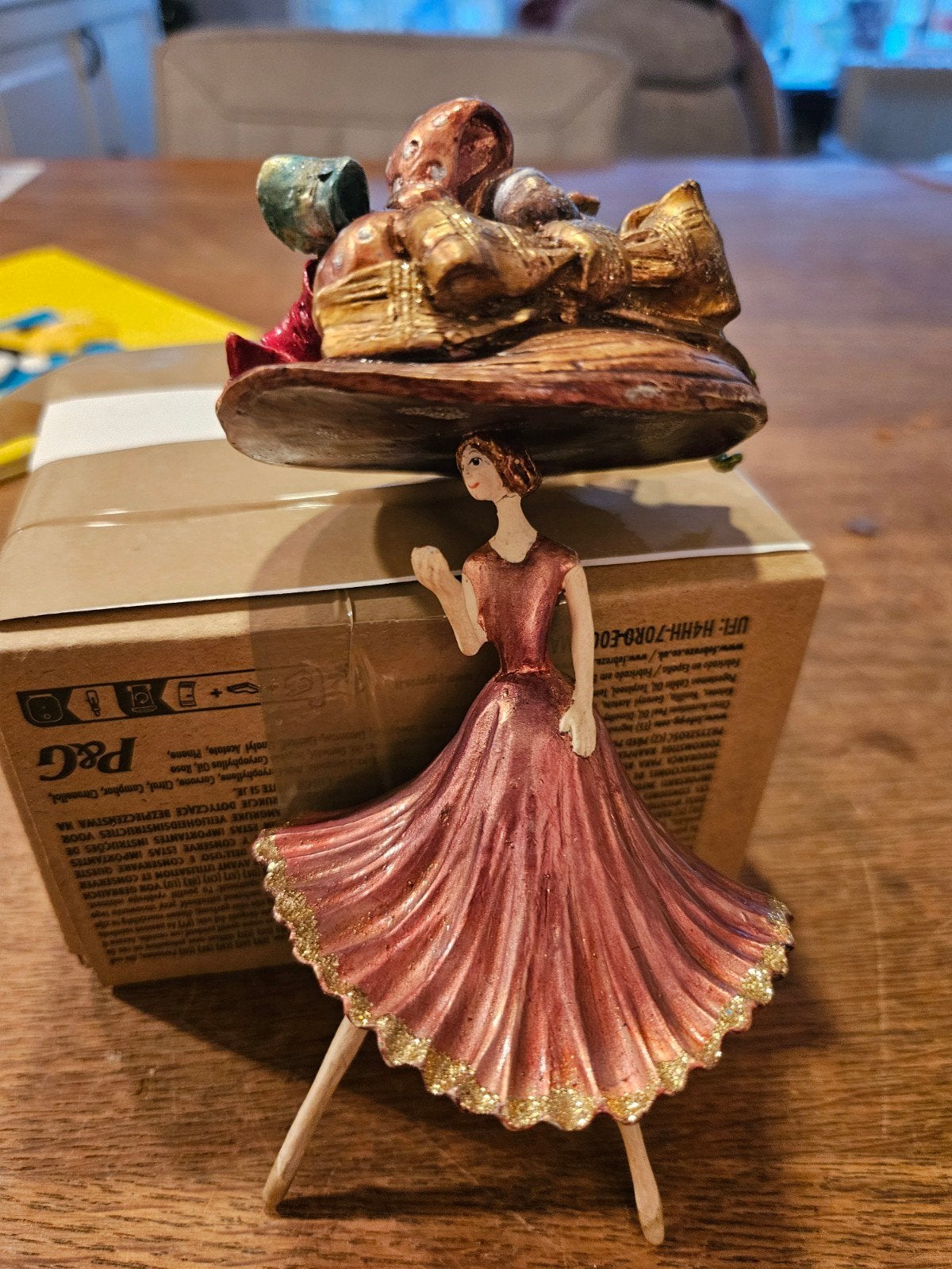 kerstbal dame met grote hoed, Ophalen of Verzenden