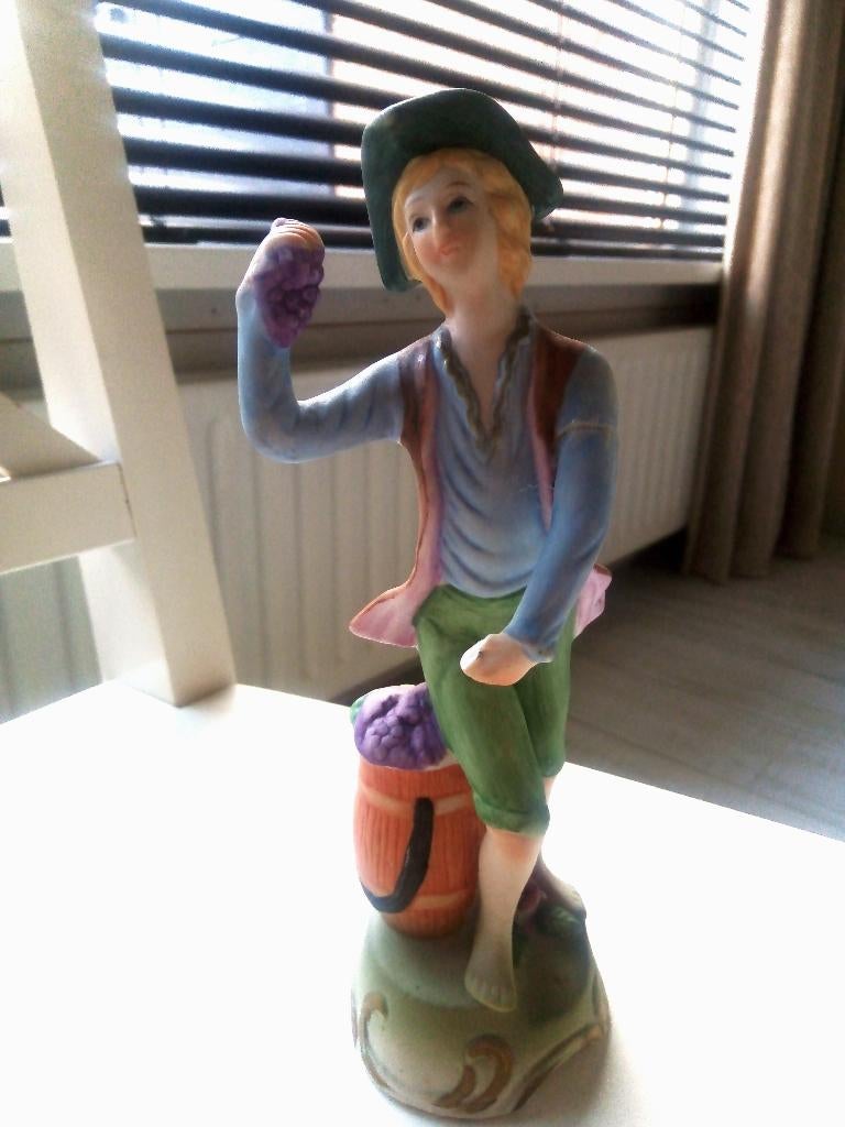 bisque porselein beeldje jongen die druiven oogst.W goebel, Verzamelen, Beelden en Beeldjes, Ophalen of Verzenden, Gebruikt, Mens