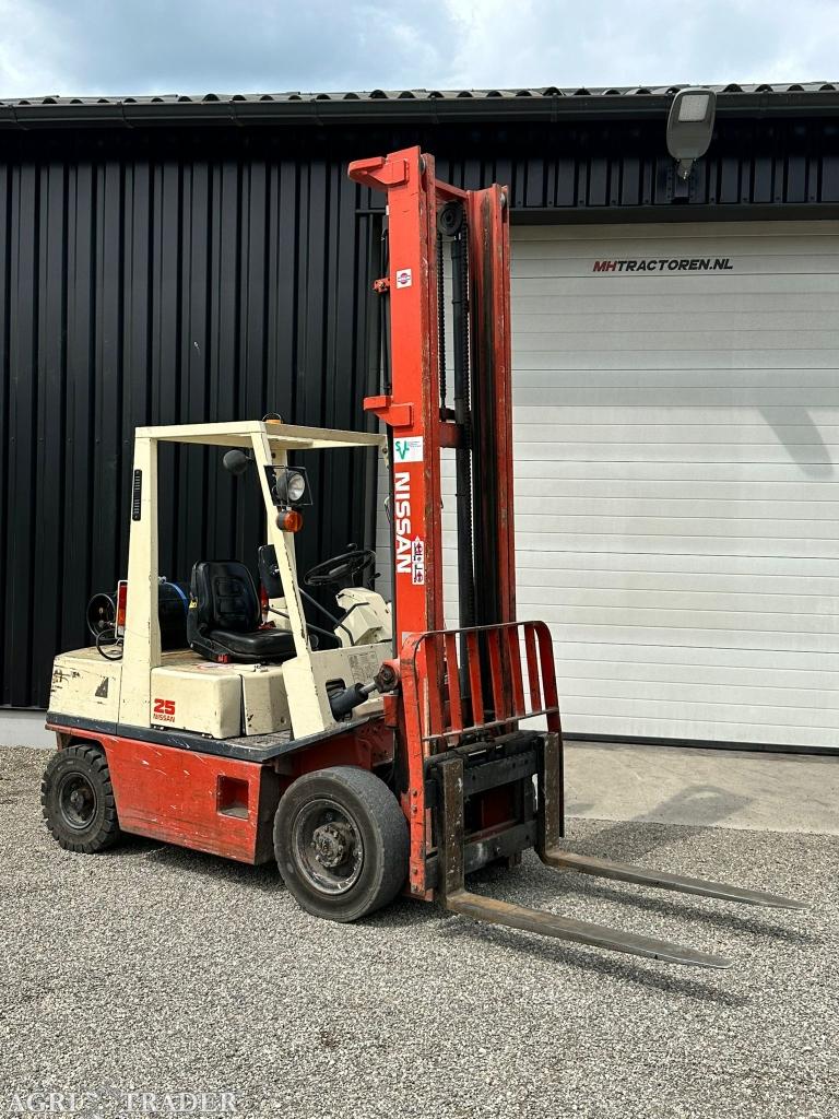 Nissan 2.5 (1998), LPG, Schrapveen 6, Heftruck, Ophalen of Verzenden