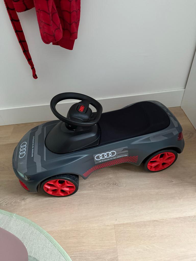 Audi loopauto - grijs met rode accenten, Kinderen en Baby's, Speelgoed | Speelgoedvoertuigen, Zo goed als nieuw, Ophalen