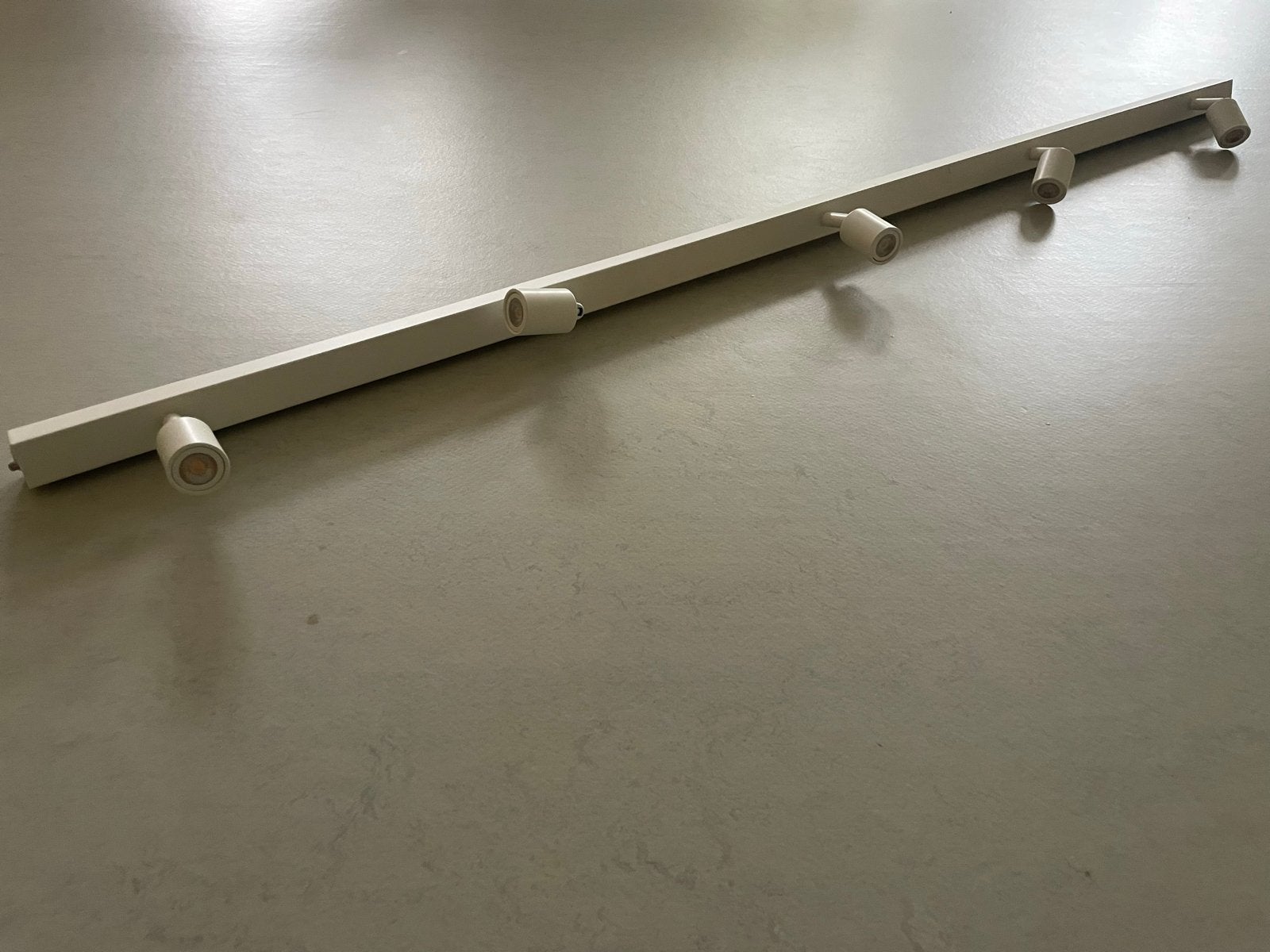 IKEA Bäve LED Plafondrail met 5 Spots, Ophalen, Gebruikt, LED, Plafondspot