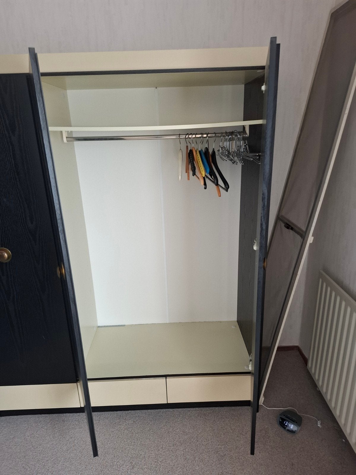 Kledingkast met 3 deuren en lades - Zwart/Crème, Ophalen, Gebruikt, 100 tot 150 cm, Met lade(s)